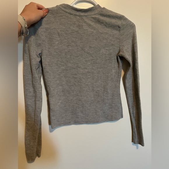 ! 2 for 20 ! H&M Grey Long Sleeve Crop Tee - Picture 4 of 4